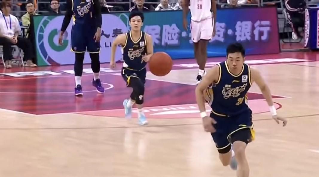 真厉害！徐杰复出半场11分，广东男篮半场领先浙江5分！北京时间2026年1月5日