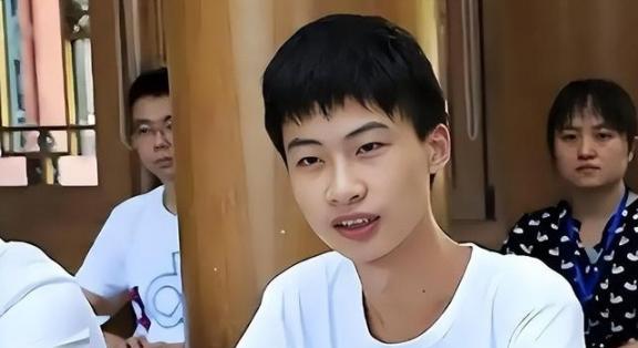 美国关税打压之时，中国又出现了位厉害人物！他就是当年被清华校长亲自上门拜访，如今