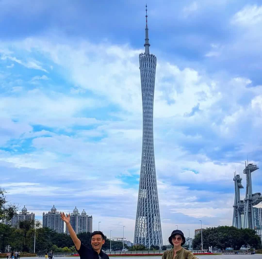 台湾主播岑永康喜欢带着家人满世界游玩，近日来到了香港、深圳、广州，岑永康50岁，