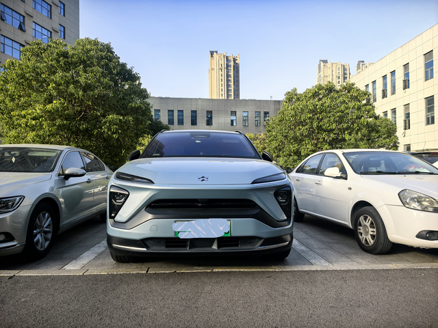 二手蔚来ES6真香
当年近50万的高端纯电可换电 蔚来ES6，目前只要十万元左右