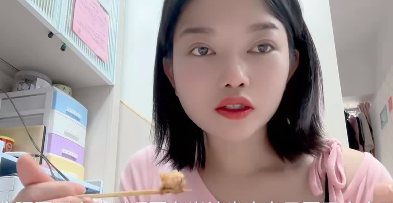 网友们惊奇:香港若曦妈妈现在业务扩展至大美新疆了。
若曦妈妈先飞机后坐车，光在