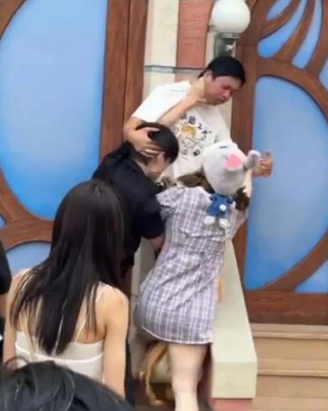 我有种预感
迪士尼打架的那对情侣
估计不会结婚了，第一个站出来反对的就是准婆婆，