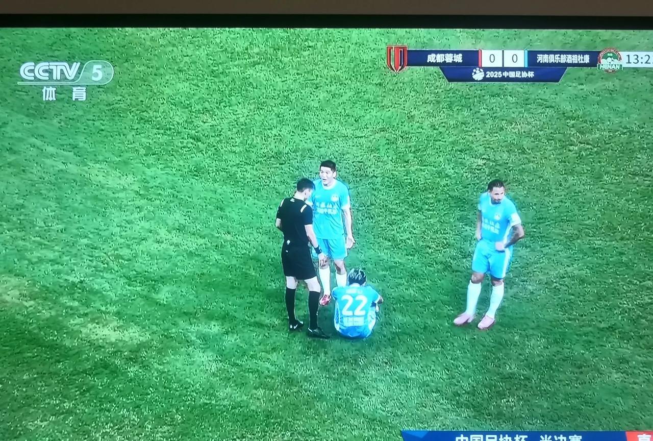 从成都蓉城和河南队这二十多分钟的比赛看，两队都不保守，进攻时中前场的拼杀十分激烈