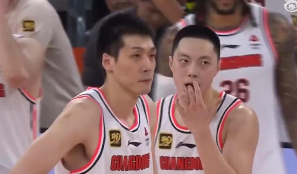 国家队队长胡明轩关键时刻两罚不中啊！真是把杜锋气死了，哪怕你罚中1个比赛也不会输
