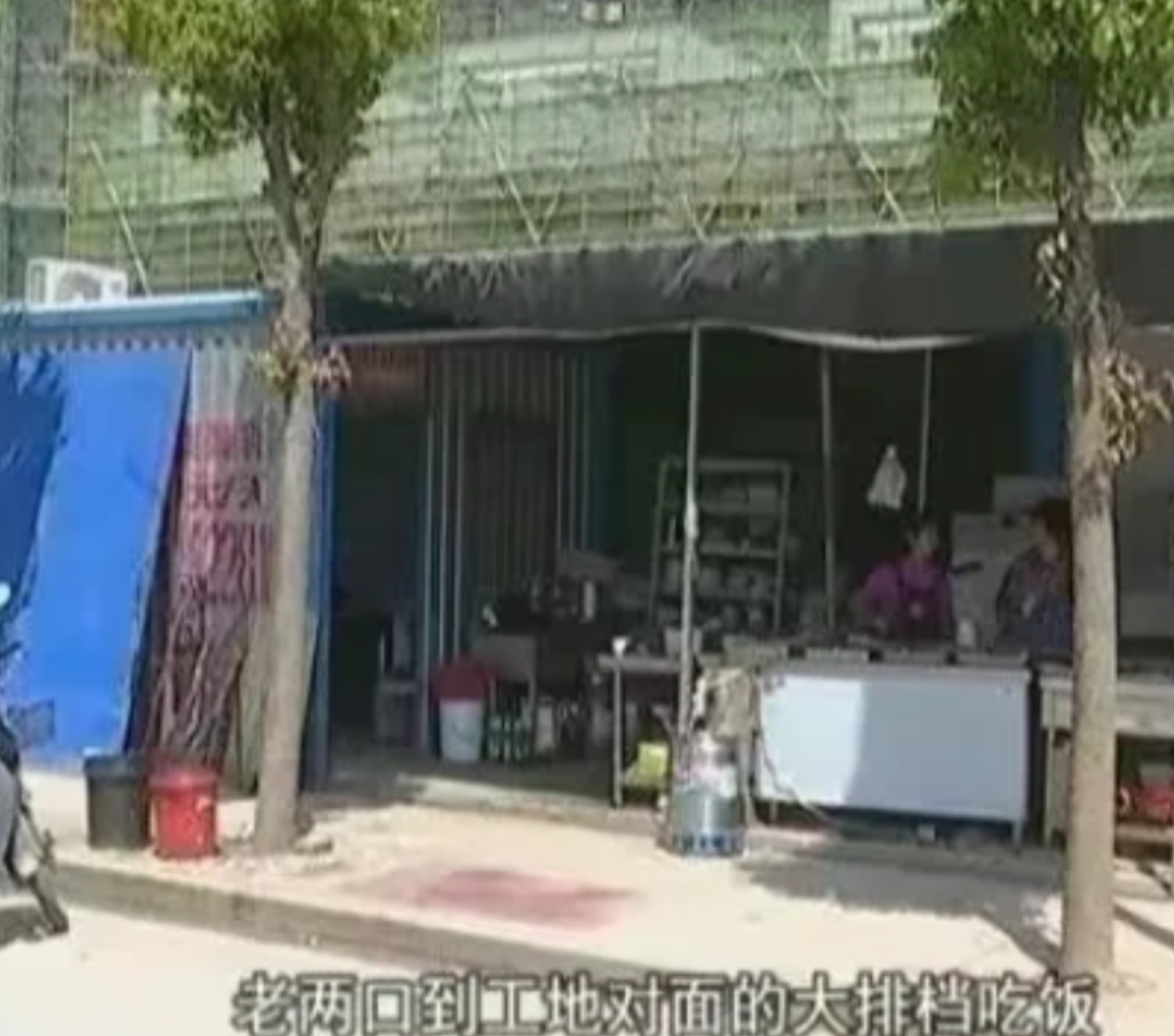 悲哀啊！2020年安徽，一农民工领到4500元工资后，带妻子去快餐店吃饭，只买了