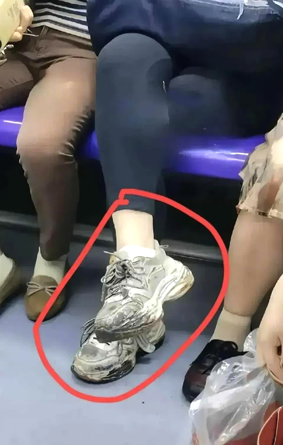 在地铁上，我瞅见一位女子脚上的鞋，感觉就跟掉进水泥坑似的。我当时心里就犯嘀咕，这