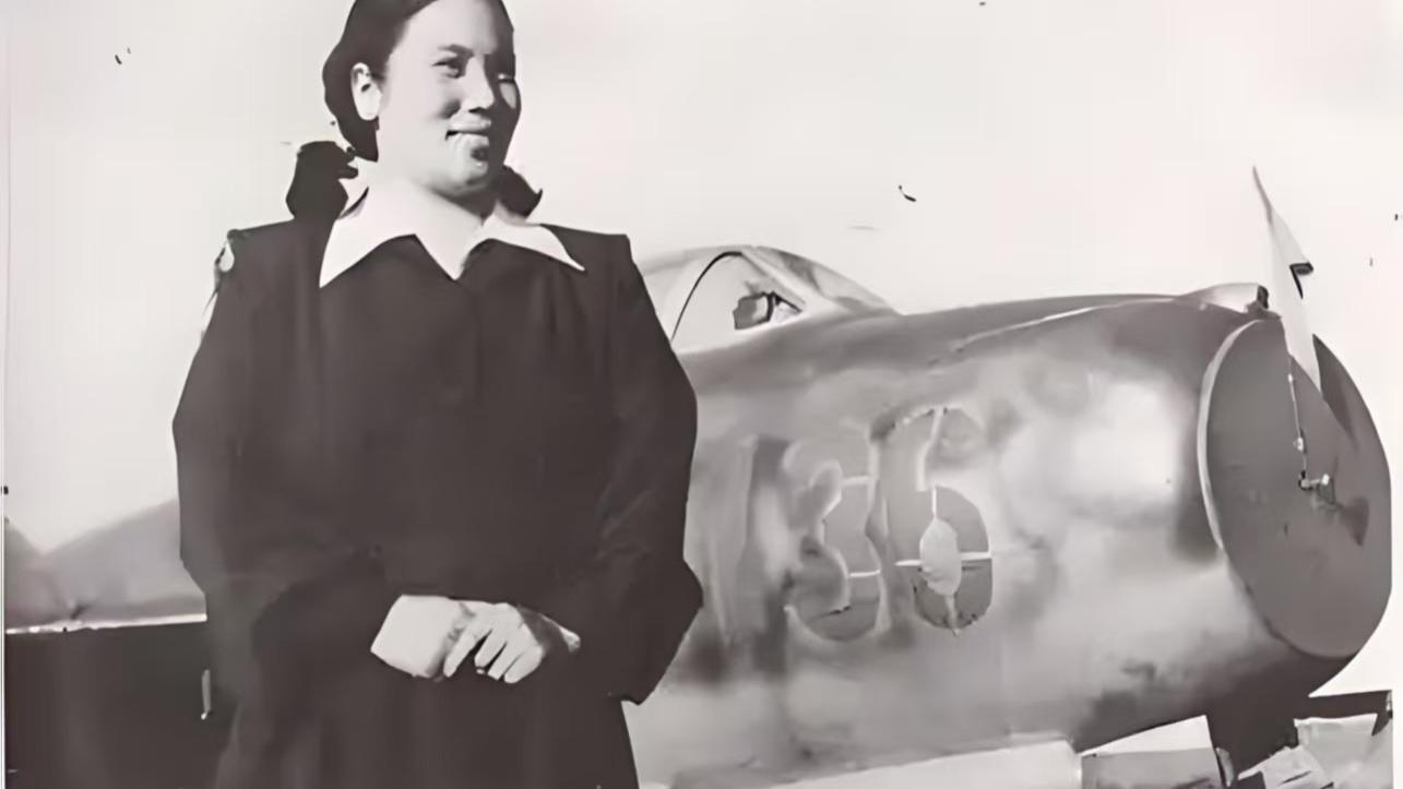 抗美援朝中不能遗忘的女子，她筹集15亿元，为志愿军捐了一架飞机