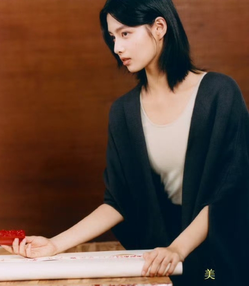 艾米跟着师傅学做宣纸，画面很和谐能够体验做宣纸真的也是很有意思的了。
