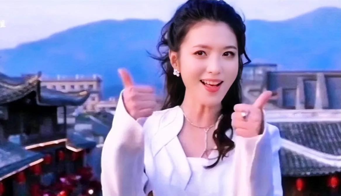 近日，春意盎然的西湖边迎来了一位耀眼明星——李云霄！她身着华丽服饰，步履轻盈地漫