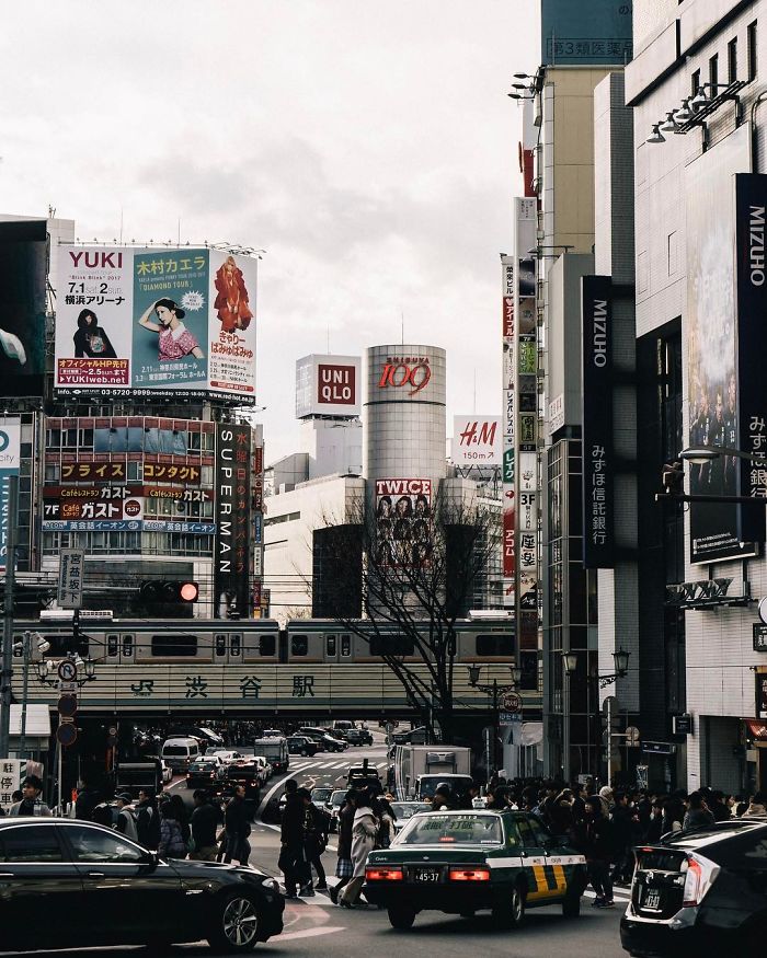 日本东京的广告牌，看看有什么样的广告。