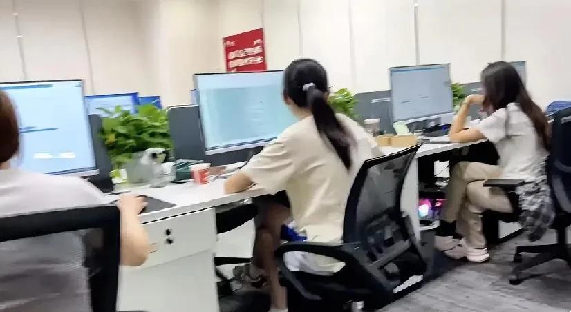 大家发现没有，职场打工，越是岁数越大，越怂[流泪]项目部目前有两个员工，一个87