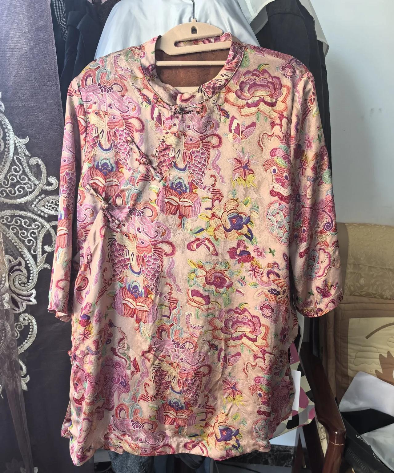 人到中年到底该不该再买衣服？
       我虽然再有两年就退休了，但是一辈子就