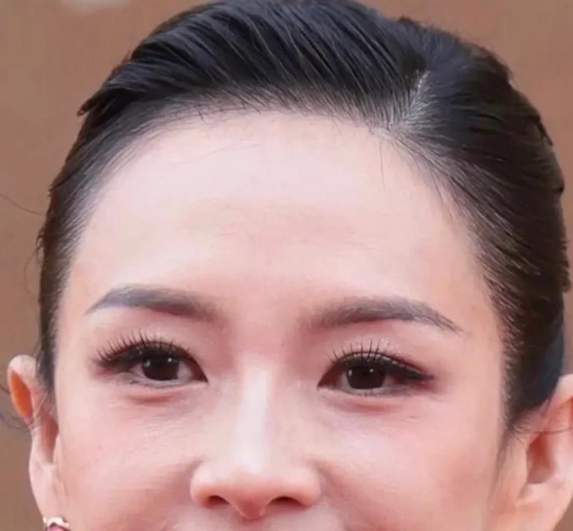 章子怡最大的瑕疵，应该就是抿嘴了吧？
其实，不抿嘴，她的长相还挺大气的，抿嘴就