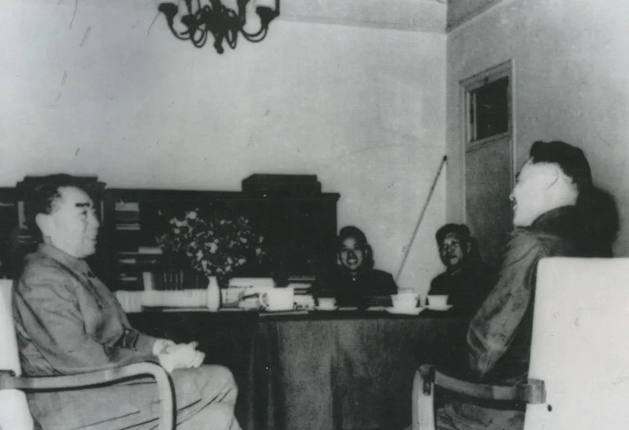 1963年4月12日，周恩来总理接见中国人民解放军驻上海的“南京路上好八连”前任