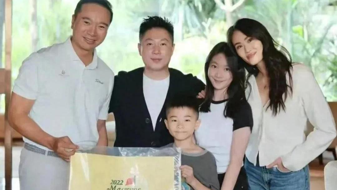 李小鹏全家五一出游！奥莉骑马展现风采，姐弟俩乐得像捡到宝！