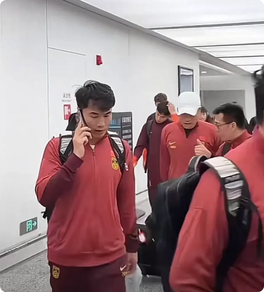 个个垂头丧气！只有伊万和塞尔吉尼奥停下脚步给球迷签名合影！

兵败沙特的国足大部