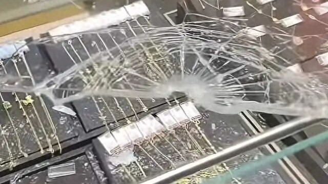 湖北一商场两家金店遭抢劫，价值60万黄金被劫走，警方通报：涂某某已落网，被抢金饰全部追回