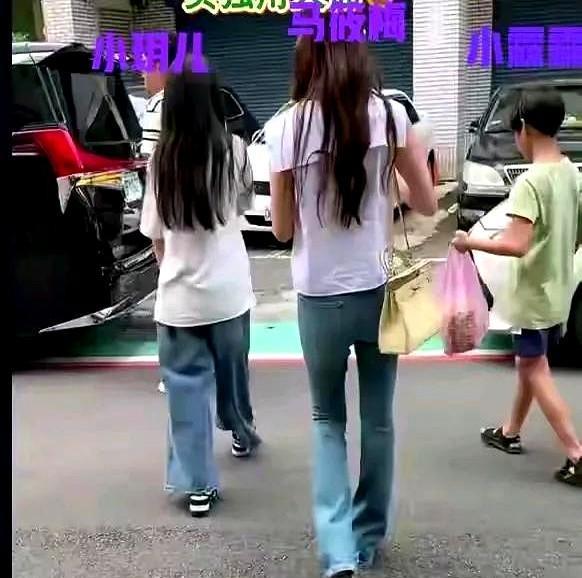 汪小菲同学现在是意气风发。
随便走到哪里，都是一家四口整整齐齐的。
今天是父亲节