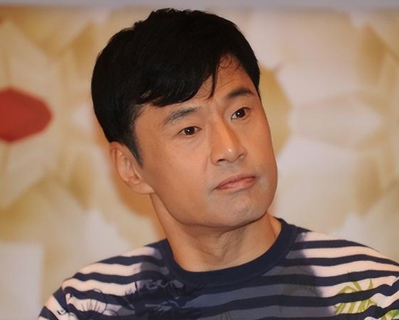 2003年，于荣光的父亲确诊肝癌，医生告诉他：如果不化疗，最多只能活3个月。谁知