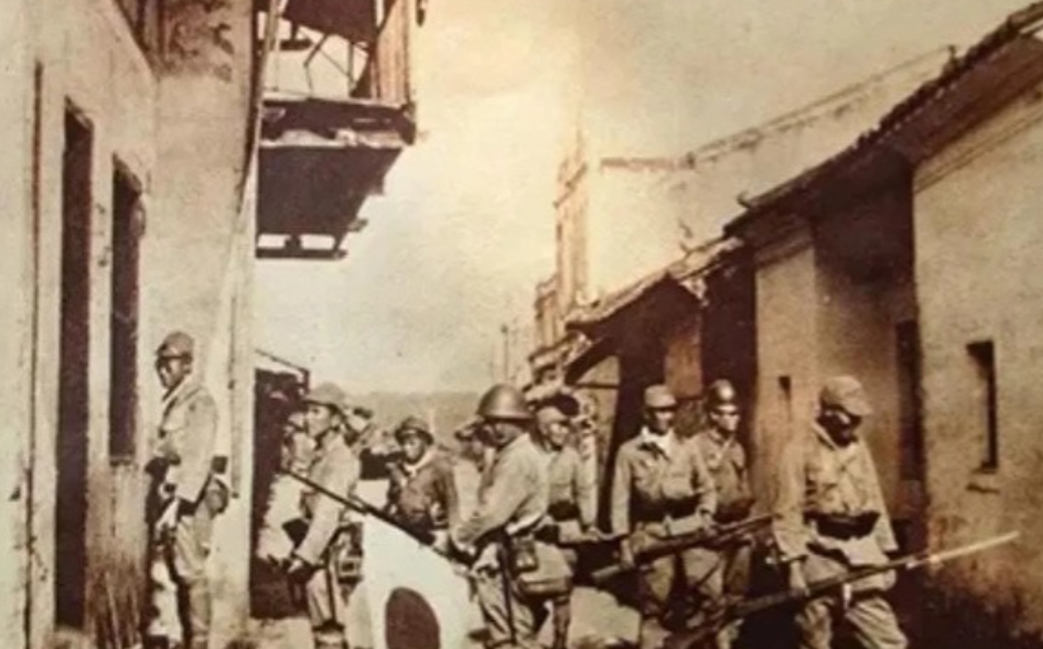 1942年3月，村民李三智正扶着犁在自家地里耕地。突然，远处进村的道路上出现了一