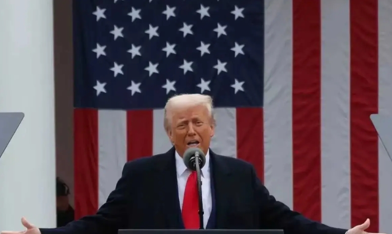 特朗普真是疯了，竟然一己之力对抗全球！
他疯狂加税，全球没有一个能够幸免，搅得全