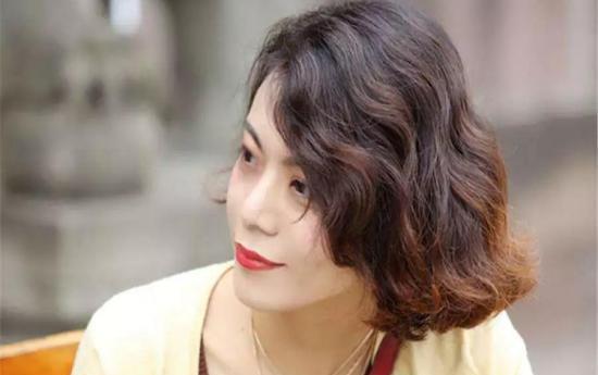 39岁的陈果是复旦的“女神”，不仅长得漂亮，还特别有智慧，在学校里外都特有名。有