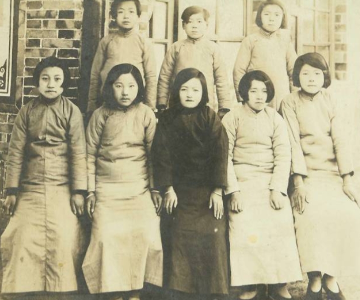 1940年，一群日本兵冲进中学抓走了500多名女生， “把这饼吃了，就放你们走。