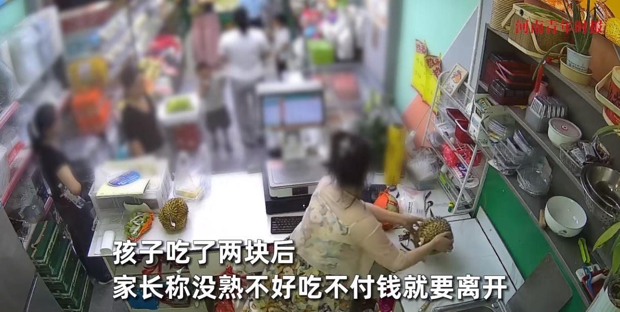 “太尴尬了！”6月17日，湖南，三位女子带着两个孩子到水果店里买榴莲，店主给她们