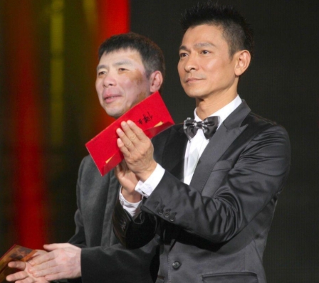 2004年，冯小刚刚拍完《天下无贼》，便发现这部片子要和周星驰的《功夫》撞档了，
