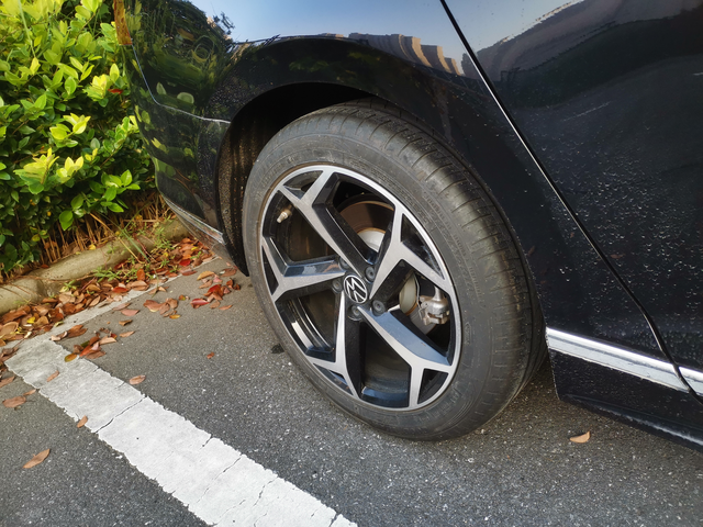 车子是自己选的轮毂也是
轮毂的样式感觉挺有运动感，不过开起来动态的情况下是不是更