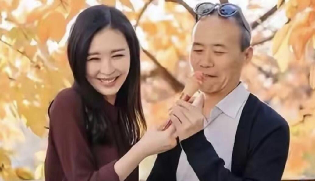 感觉这一对夫妻挺接地气的，结婚这么多年没有听说有绯闻，依旧那么恩爱。田朴珺拿着吃