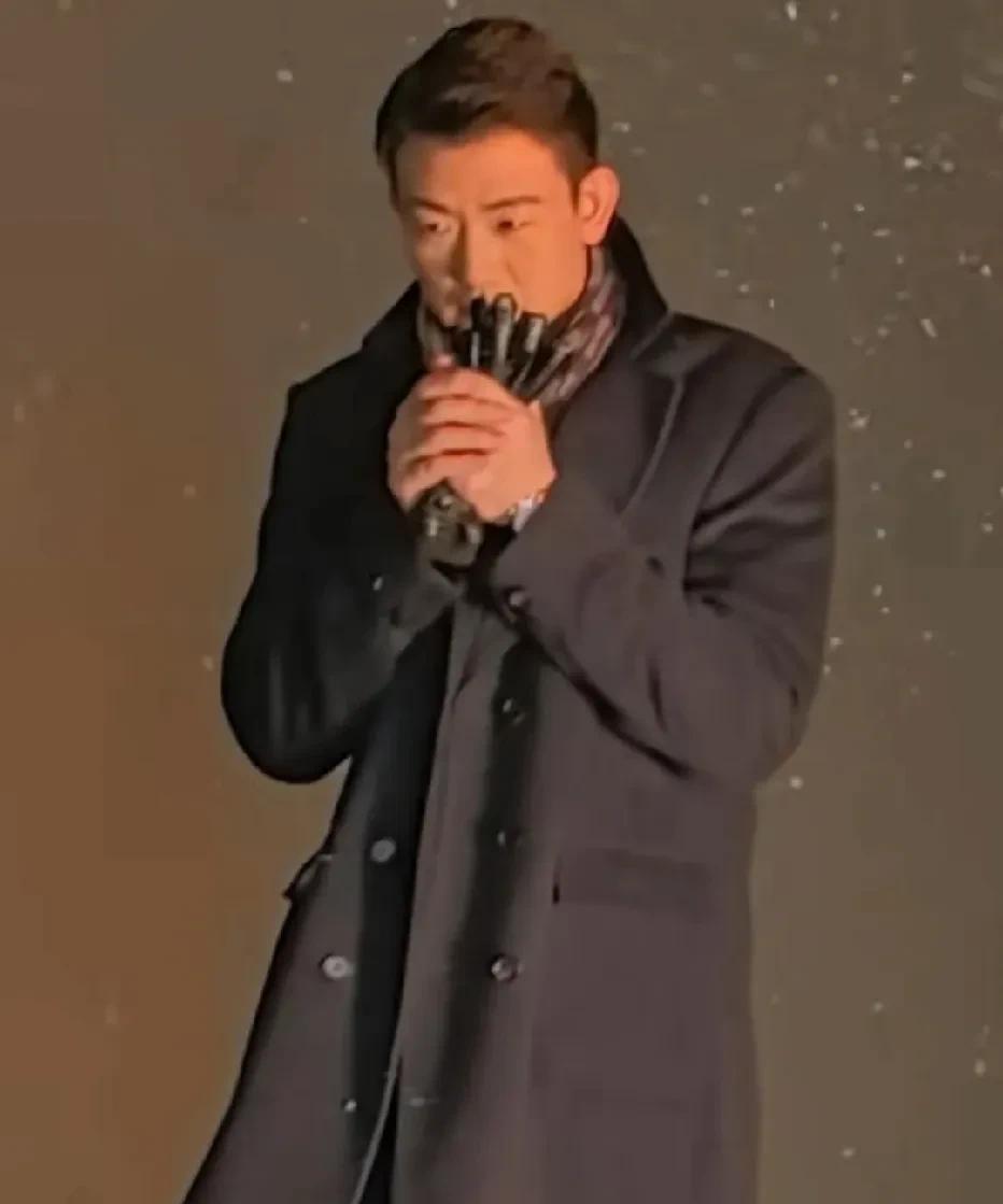 广厦男篮主教练王博，这是改行了？
最近发展了上赛季冠军主教练王博的帅照，这不妥妥