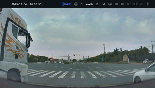 NGP又闯祸了红灯停车下偷偷起步
难怪前面也是红灯停车了，还闯了红灯，被罚了，估