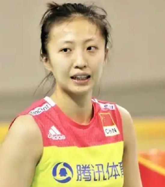 35岁就被喊老？丁霞当场愣住！
35岁老？丁霞愣住！
女排也卡35岁线？
镜头切