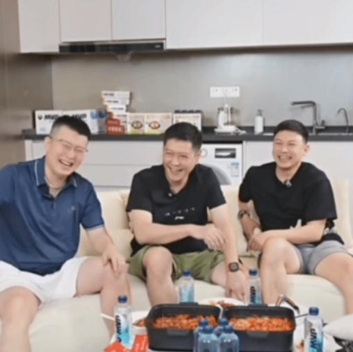 coco拍着大腿说：做教练成绩还是不错的，
他也知道大家叫他老太阳。

coco