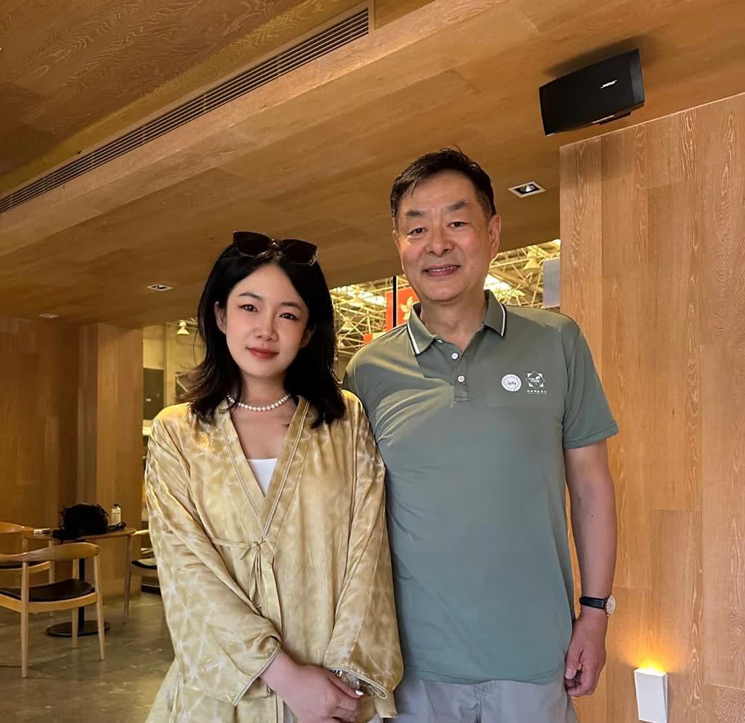72岁濮存晰现身北京一家马场，他的穿衣打扮很有型，状态非常好，老艺术家真的很自律