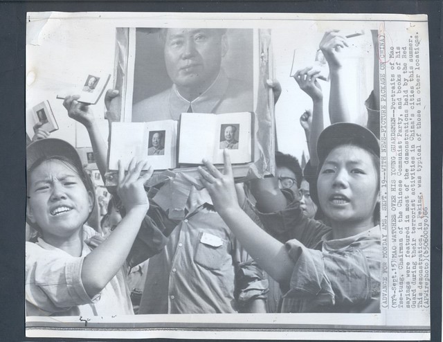 1966年的红卫兵， 手举红宝书 。