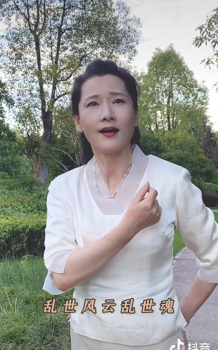 《大宅门》演唱：何赛飞。
由来一声笑，情开两扇门。乱世风云乱世魂，平生多磨砺。男