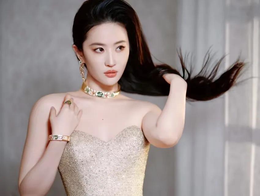 一直以为刘亦菲是不食人间烟火的仙女，结果在白玉兰晚宴上，她吃饭也手机先吃。
当晚