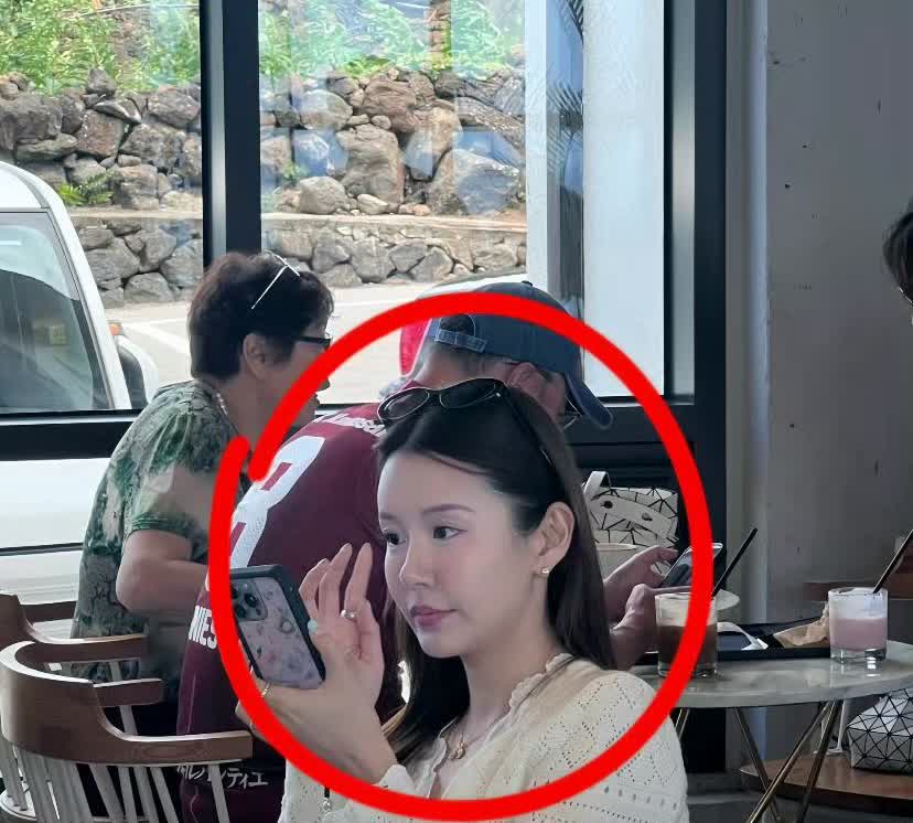 不是，终于理解陈赫了
张子宣也太美了吧，和大学生没有什么差别啊 
感觉脸都白