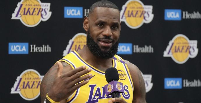 NBA：湖人媒体日詹姆斯暂时不谈退役
北京时间9月30日凌晨，詹姆斯出席湖人新赛
