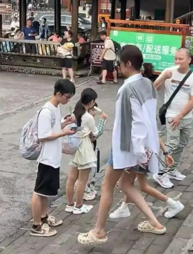 付辛博颖儿贵州带娃遭偶遇，169cm身高坐实，7岁女儿美腿吸睛！