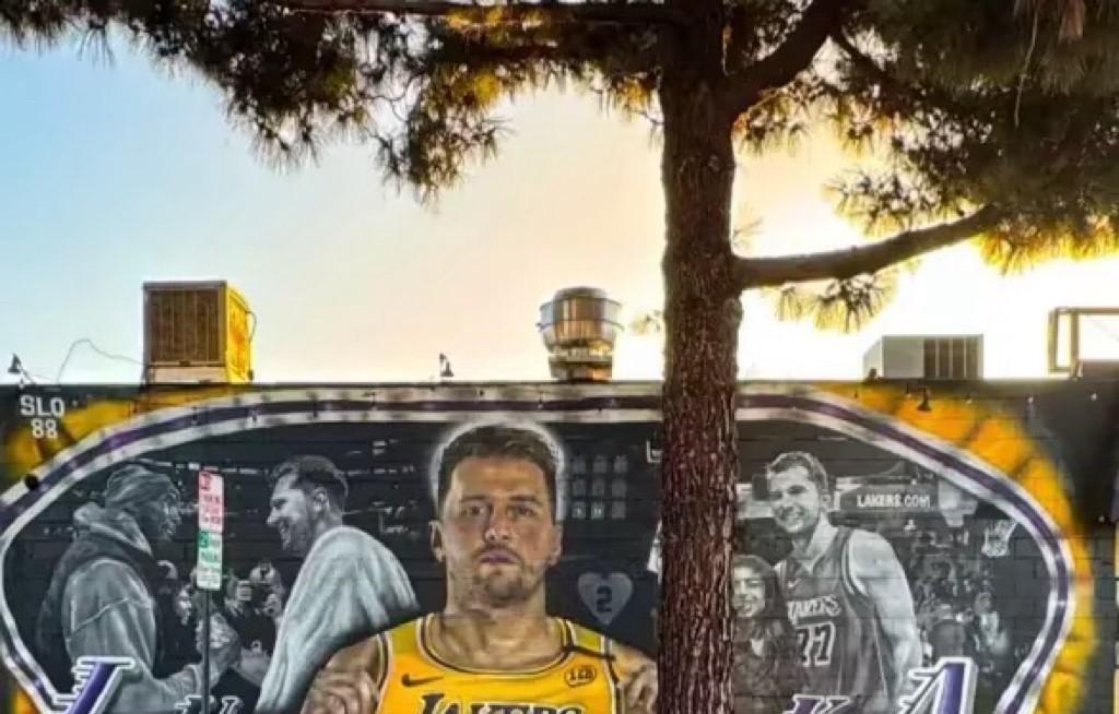 NBA新赛季离开幕越来越近了，洛杉矶街头出现了几张东契奇的大幅壁画，正式宣布东契