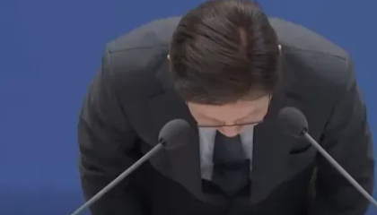 就在刚刚 ，韩国总统李在明鞠躬道歉了