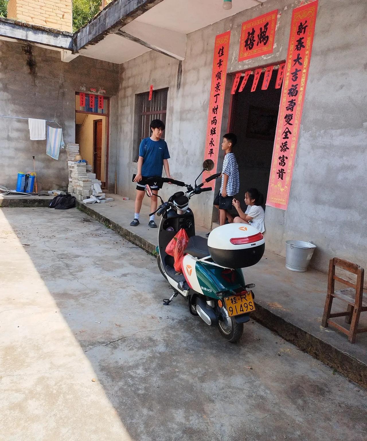 老房子我们搬了几天，已经搬得差不多全空了，我妈妈已经叫了钩机，可能明天或者后天就