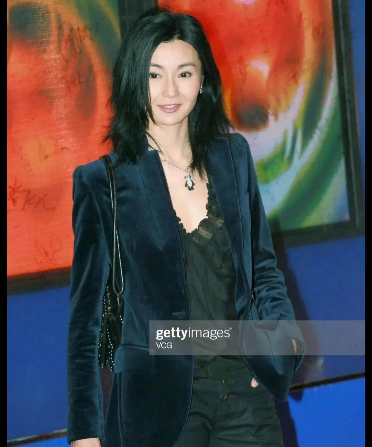 不愧是退圈了还让人特别想念的曼神，这照片真的很有魅力。#港星#