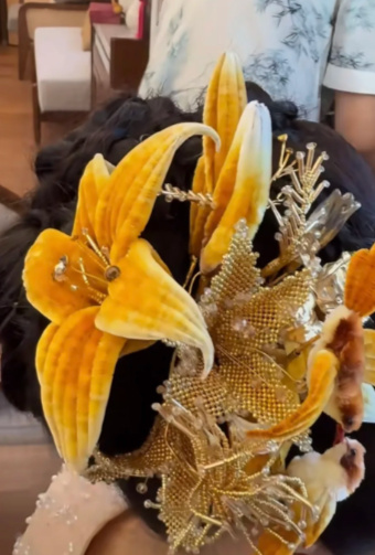 在董璇的婚礼上，一个令人惊奇的发现引发了人们的好奇：她头上佩戴的头饰中，一朵巨大