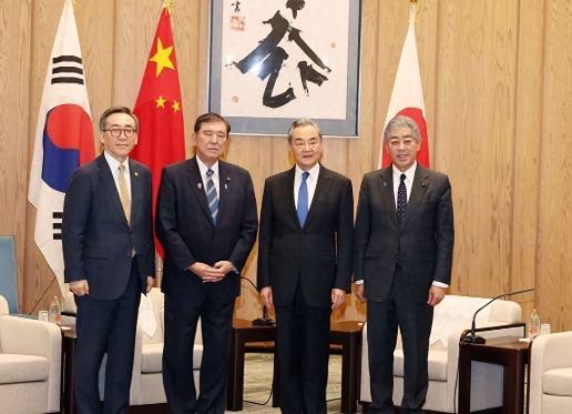 硫磺岛战役80周年之际，美国防长赫格塞思闪电访日，明面谈“昔日对手变盟友”，暗里