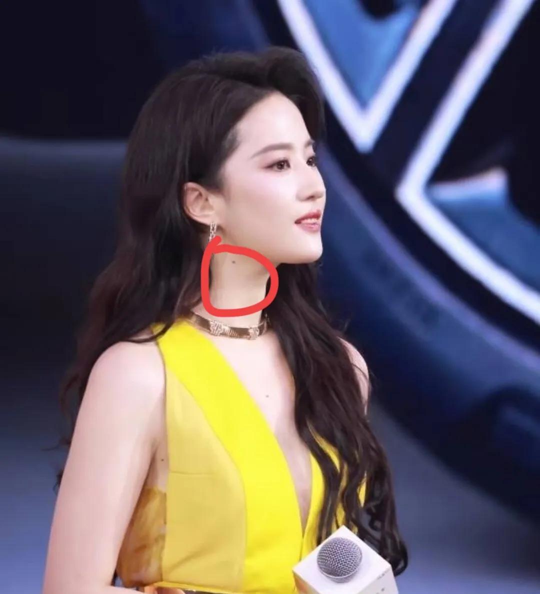 有谁懂啊
刘亦菲太美了吧
不得不说，她还是当年那个“神仙姐姐”
一袭鹅黄礼服，衬
