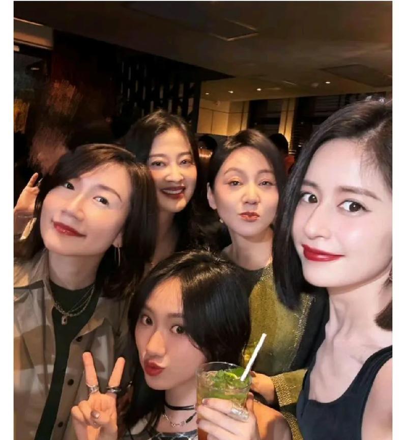 当闫妮的优雅、梅婷的知性与颖儿的灵动打破次元壁垒同框，三代女演员的魅力交相辉映，